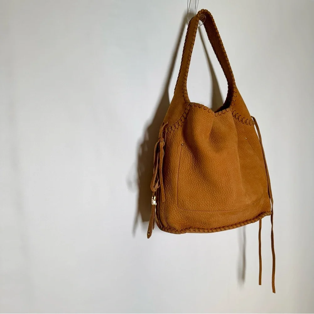 Cᴏʟᴇ Hᴀᴀɴ Rᴀʟᴇɪɢʜ Wʜɪᴘsᴛɪᴛᴄʜᴇᴅ Hᴏʙᴏ Bᴀɢ ɪɴ Cᴏɢɴᴀᴄ - Picture 2 of 16